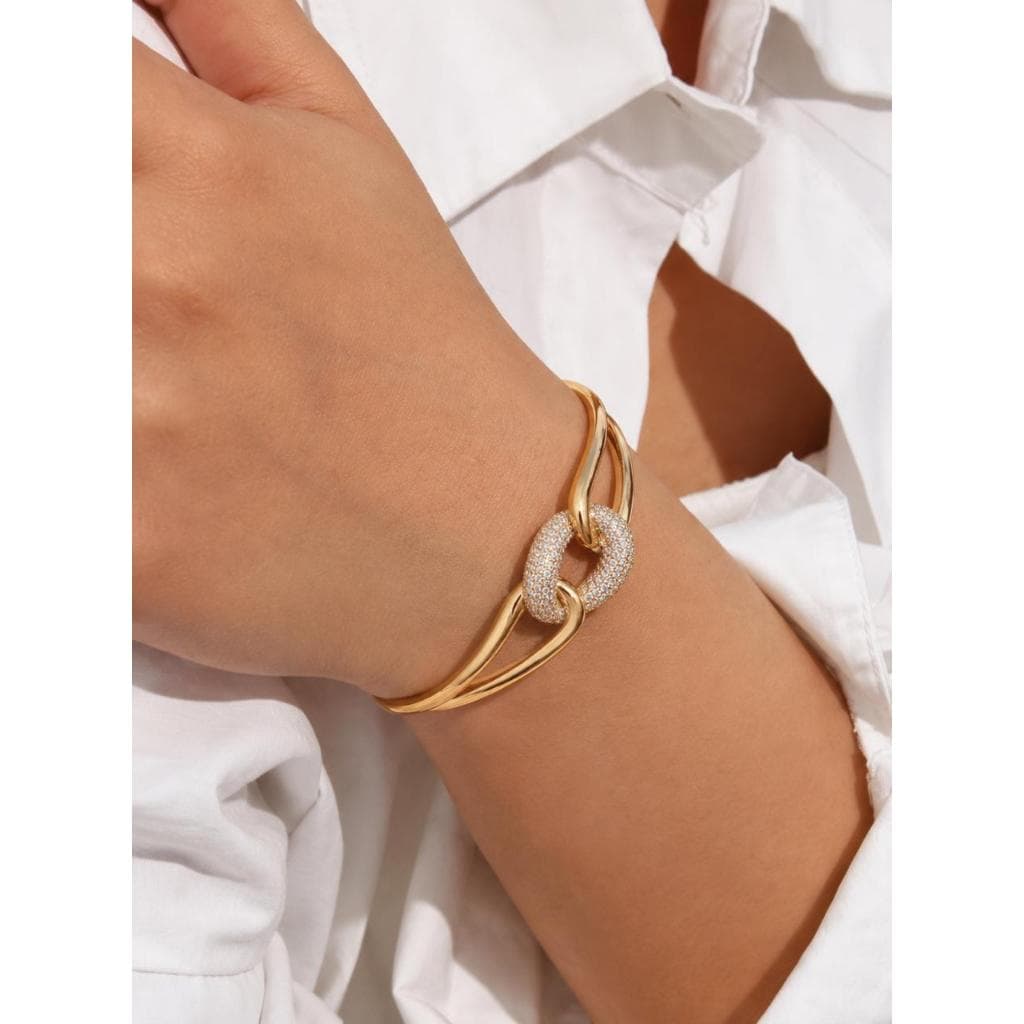 Bracelete feminino dourado banhado a ouro 18K com design entrelaçado  e detalhes cravejados em zircônia folheado
