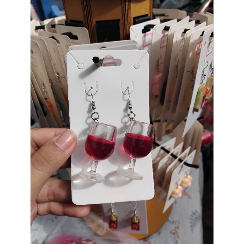 Brincos divertidos bebidas taça vinho aestethic