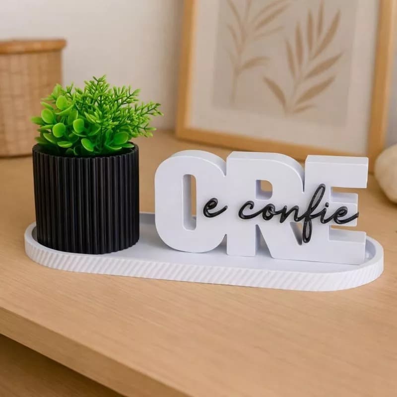Kit Decorativo “Ore e Confie” com Vaso e Bandeja – Fé, Design Moderno e Elegância para seu Lar