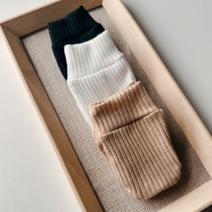 Kit com 3 pares Luva de Malha Canelada para Bebê.