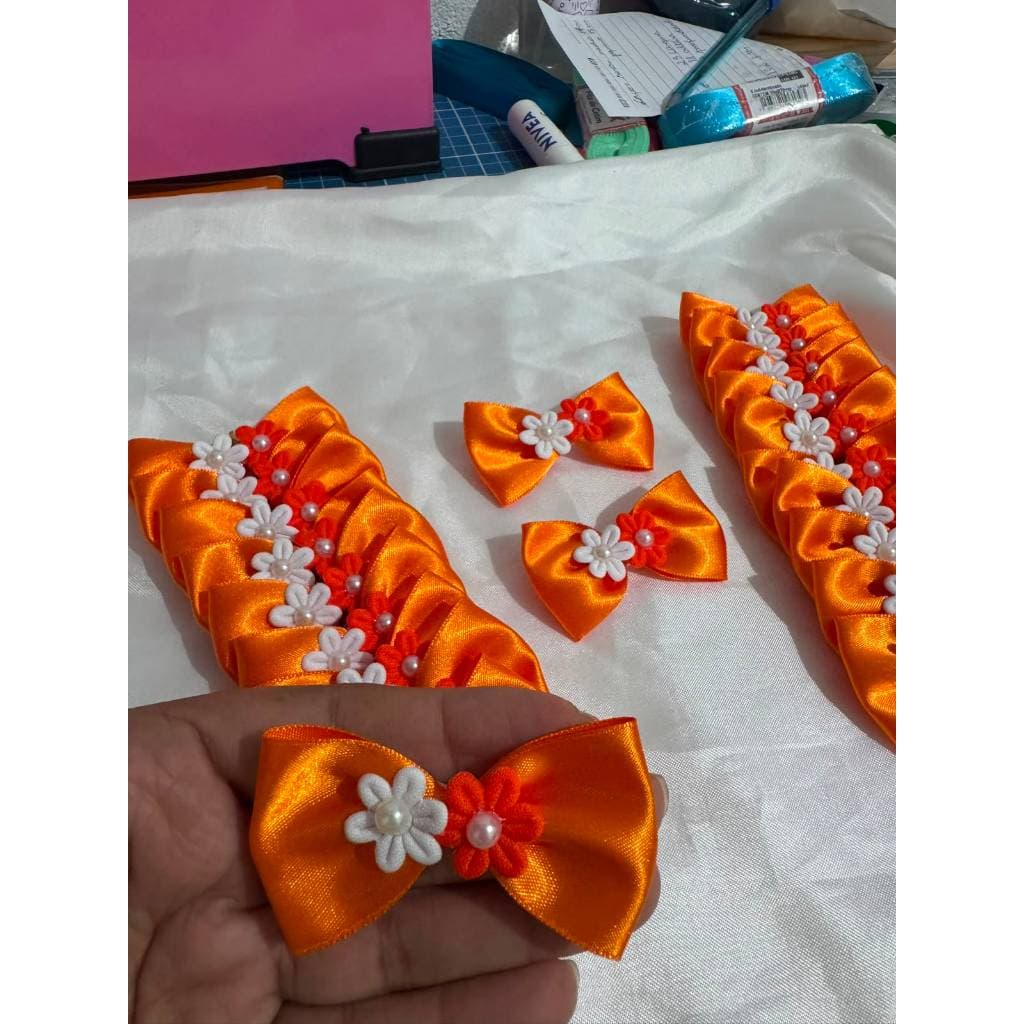 Kit Laços Pet Laranja com Flores e Pérolas Artesanal 10 Unidades Cães e Gatos