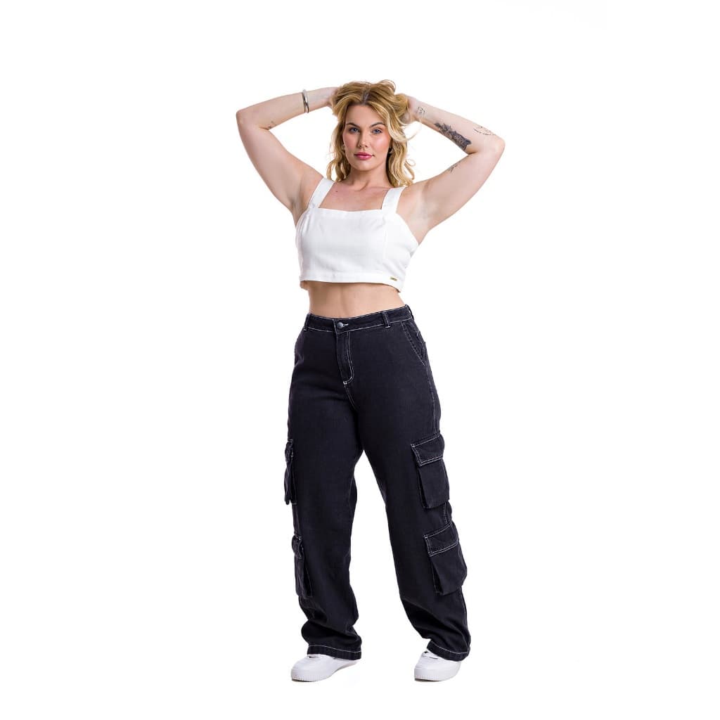 Calça Jeans Feminina Plus Size Wide Leg Cargo 8 Bolsos com Linhas Brancas