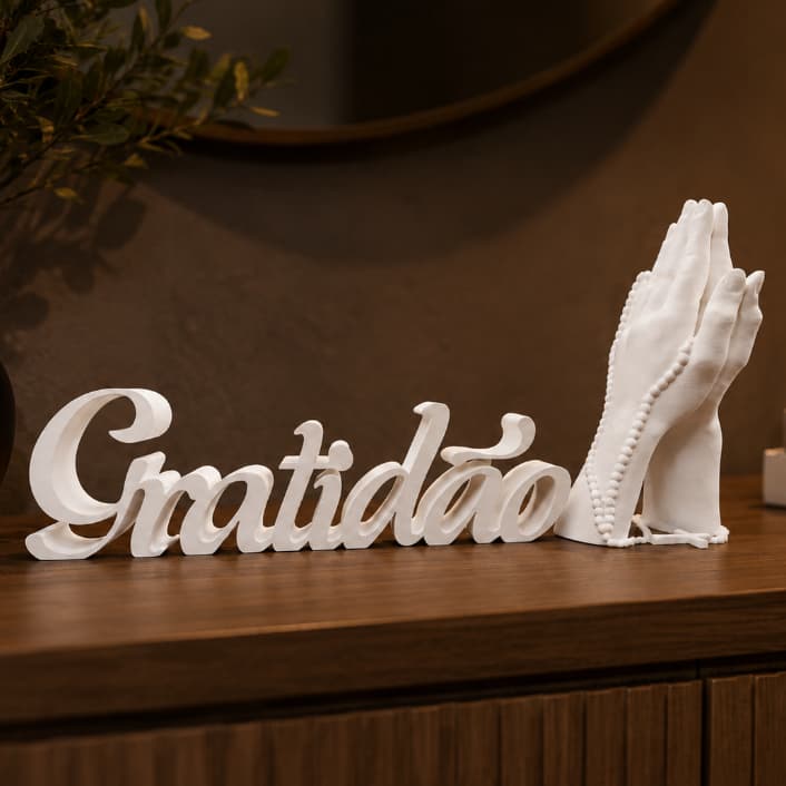 Kit Decorativo Gratidão e Mãos com Terço Branco Minimalista