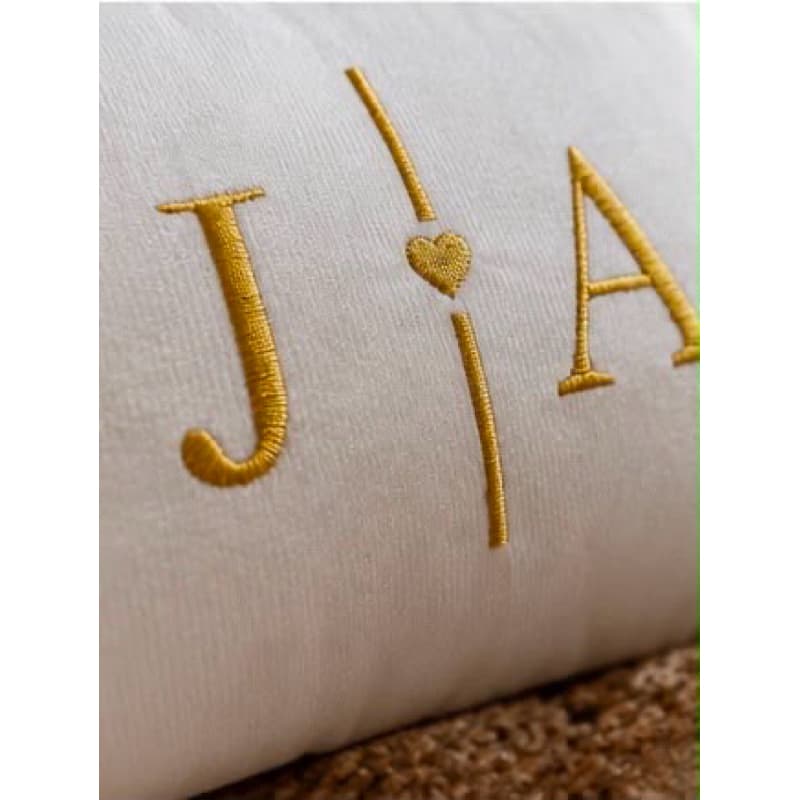 ALMOFADA BAGUETE BORDADAINICIAL CASAL CORAÇÃO PERSONALIZADA DECORAÇÃO CAMA POSTA COM ENCHIMENTO