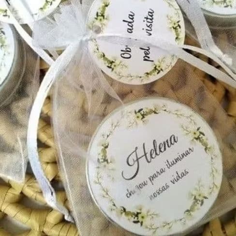 lembrancinha vela na latinha com saquinho de organza e TAG, lembrancinha vela aromatica, lembrancinha de aniversário