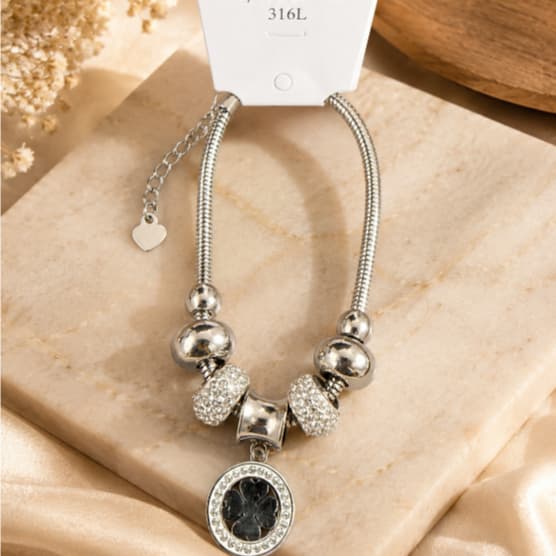 Pulseira Feminina Prateada 316L com Berloques e Pingente Preto Brilhante