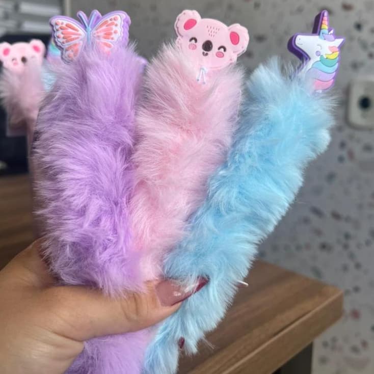 Caneta Cute Pompom Esferográfica Tinta Azul Ponta 1.0mm Fofy Kaz Escolar Escritório Presente Borboleta Unicornio Coala