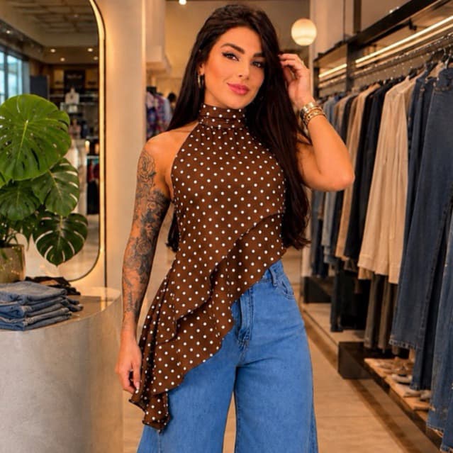 Blusa Feminina Poá Gola Alta Assimétrica com Babado Elegante Moda Verão