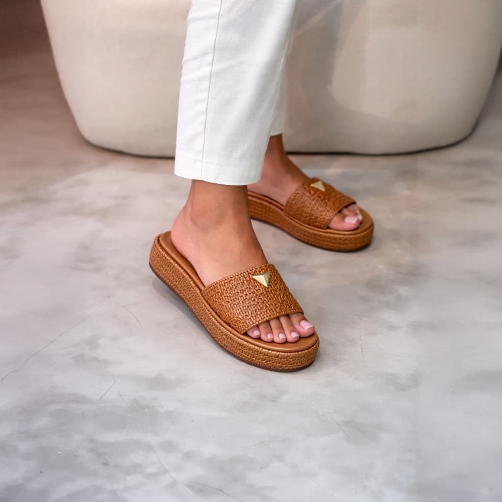 Papete FlatForm Chinelo Slide Elegante com Aplique Dourado Verão Primavera Confortável