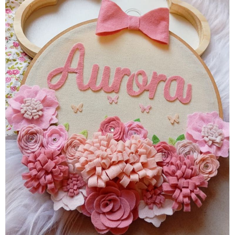 Quadro decorativo Porta maternidade no bastidor com luzinha flores