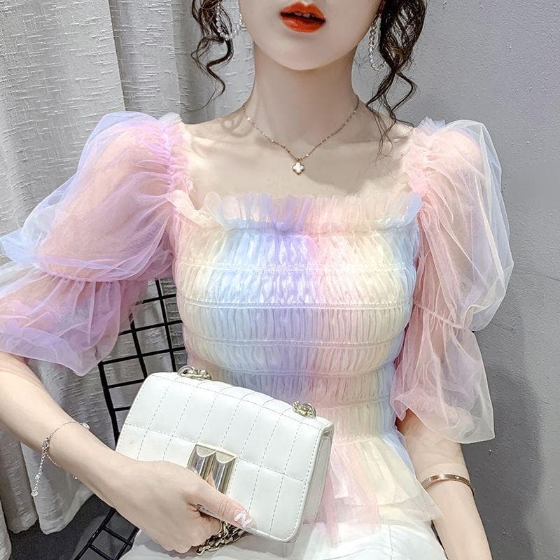 Blusa de chiffon moderna modelo novo, design doce, renda curta, ajustada ao corpo, manga bufante, um ombro só.