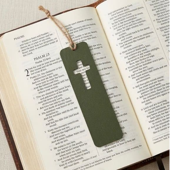 Marca Página Bíblico com Cruz – Elegância e Fé em Cada Leitura da Bíblia