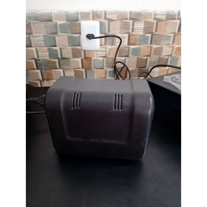 Estabilizador 127v com 4 saídas . usado funcionando perfeitamente