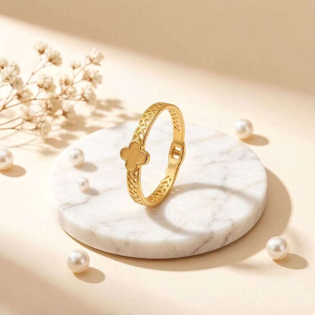 Pulseira vazada requintada em formato de trevo de quatro folhas, um design elegante e versátil com um toque de luxo disc