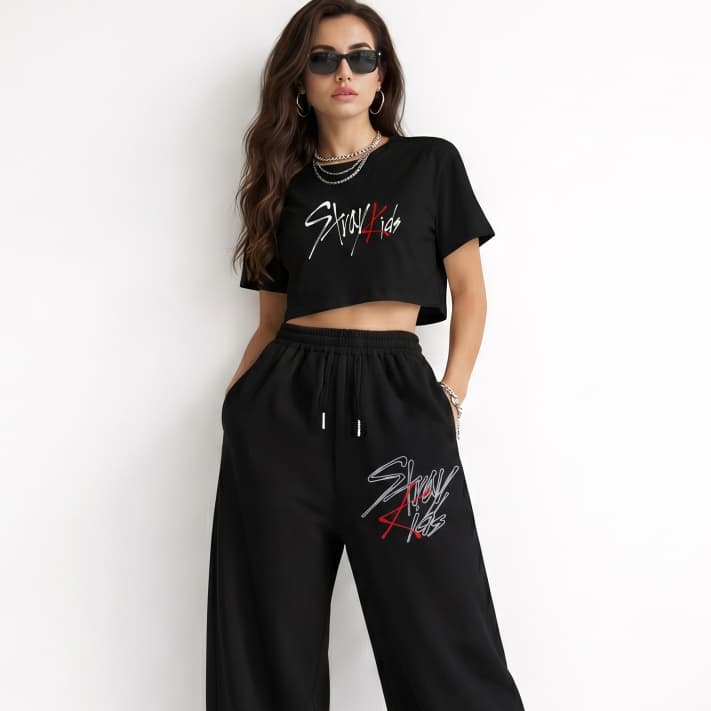 Kit Conjunto Feminino Cropped Oversized e Calça Wide Moletom Estampado Streetwear Stray Kids K-pop