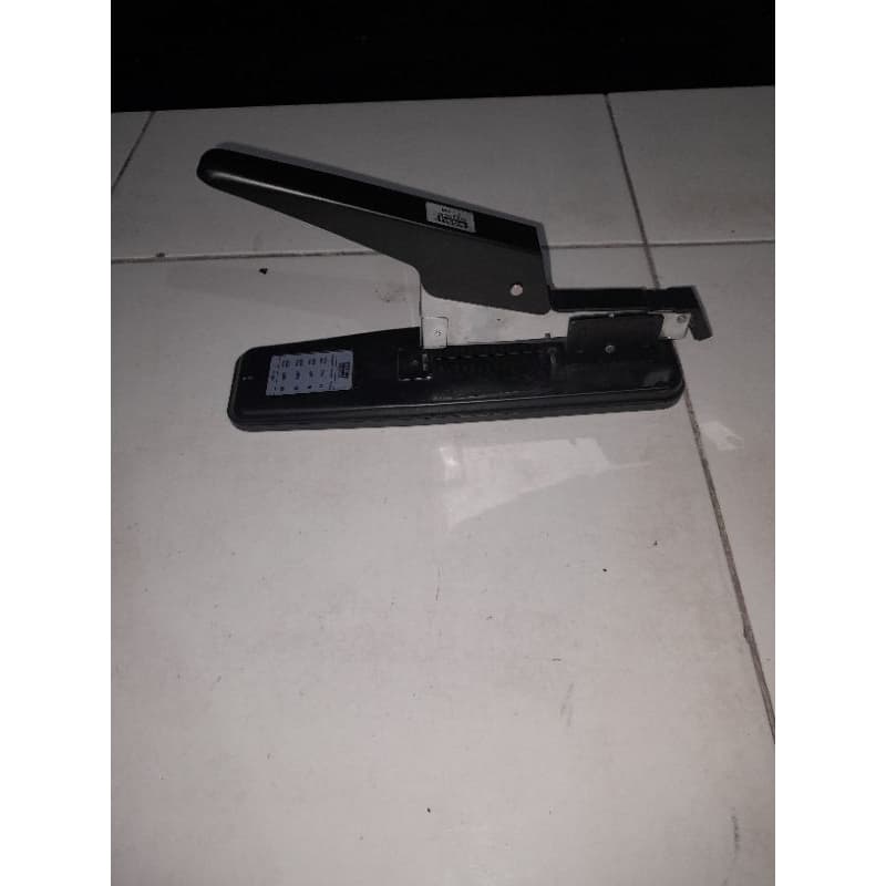 grampeador de mesa da marca Easy Office, modelo C-800