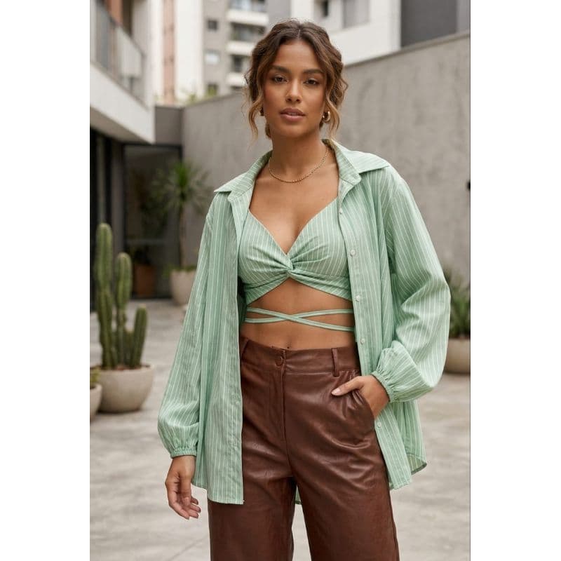 Camisa, Top Cropped e Calça Wide Leg em Courino