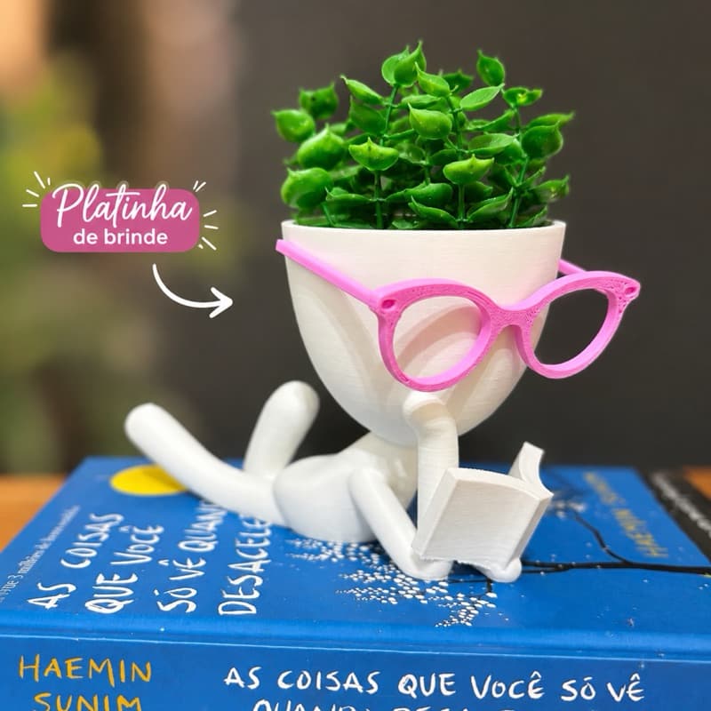 Vaso Robert Leitor Lendo livro 8 cm - Planta artificial De Brinde - Decoração e Leitura - Casa e Presente