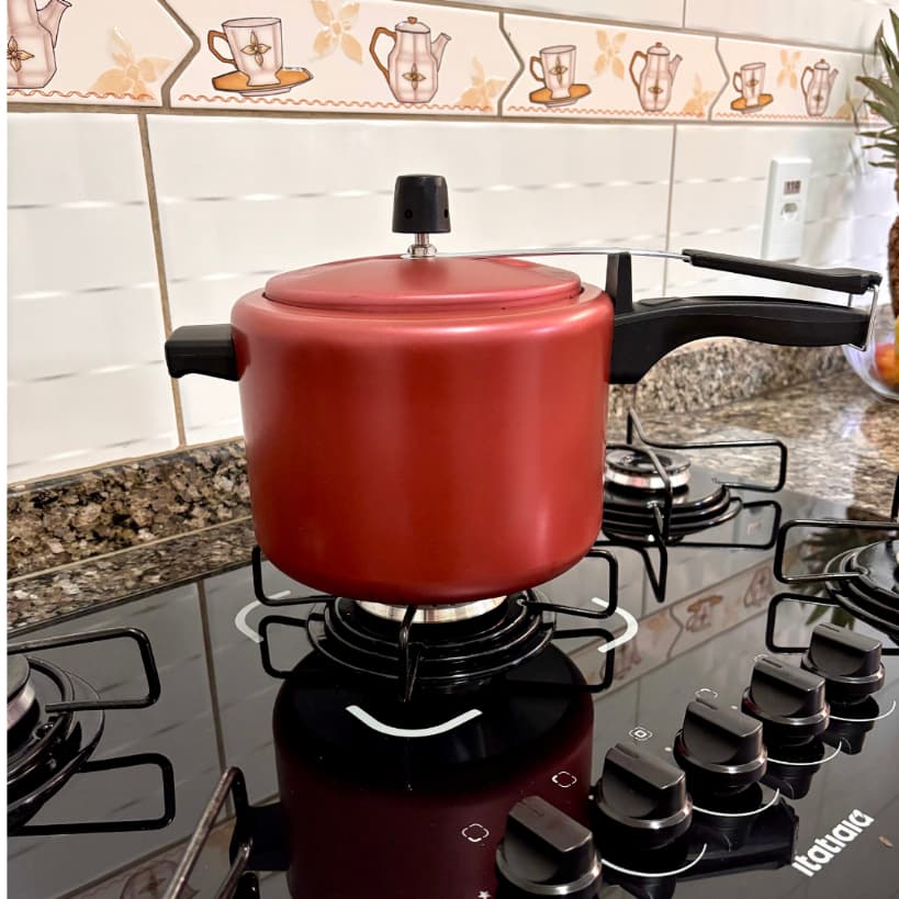 Panela de pressão Segura - 4,5 Litros - Antiaderente - Preto ou Cereja