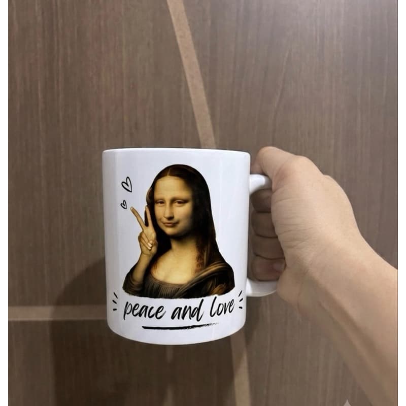Caneca Mona Lisa Peace and Love Personalizada | Presente Criativo e Divertido | Caneca Estampada 325ml