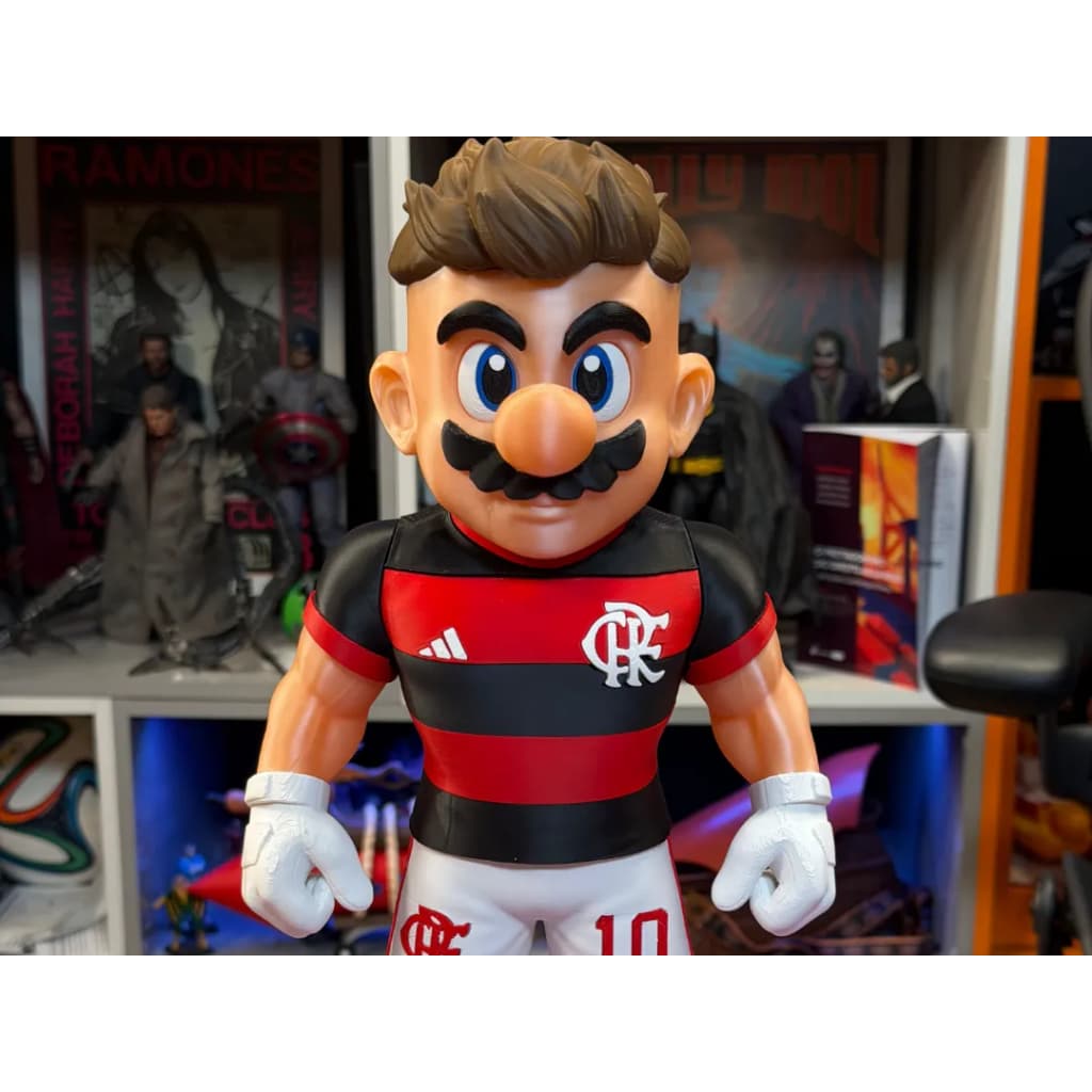 Boneco Decorativo Estilo Mario Torcedor do Flamengo – 20 cm | Impressão 3D