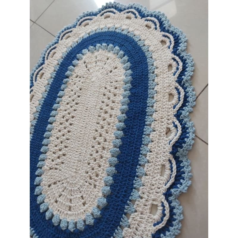Tapete Oval em tons de azul com cru medindo 70 por 48cm para lavabos, entrada,banheiro,cozinha ou quarto