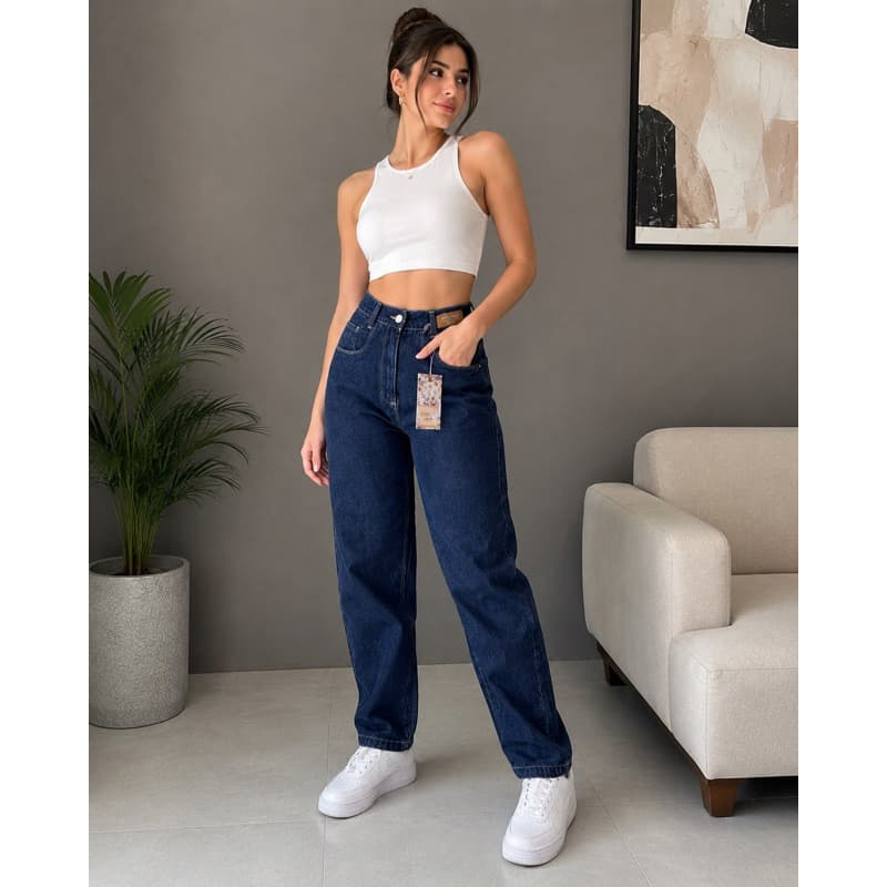 Calça jeans femenino modelo mom cor azul escuro +