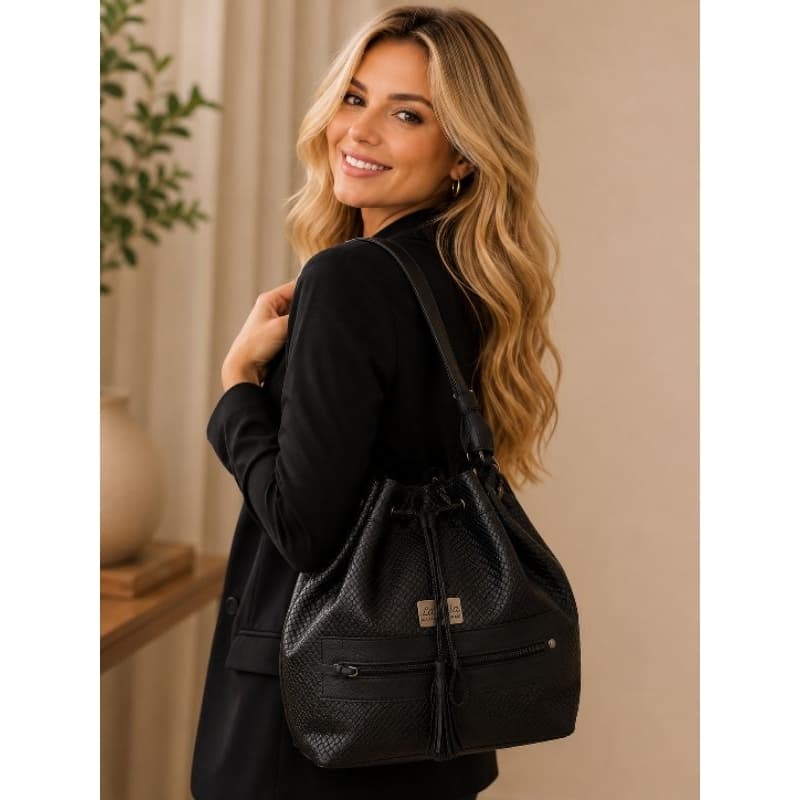Bolsa Saco Feminina Lavínia Bolsas Modelo Milano Couro Ecológico Sintético Preta com Alça Transversal