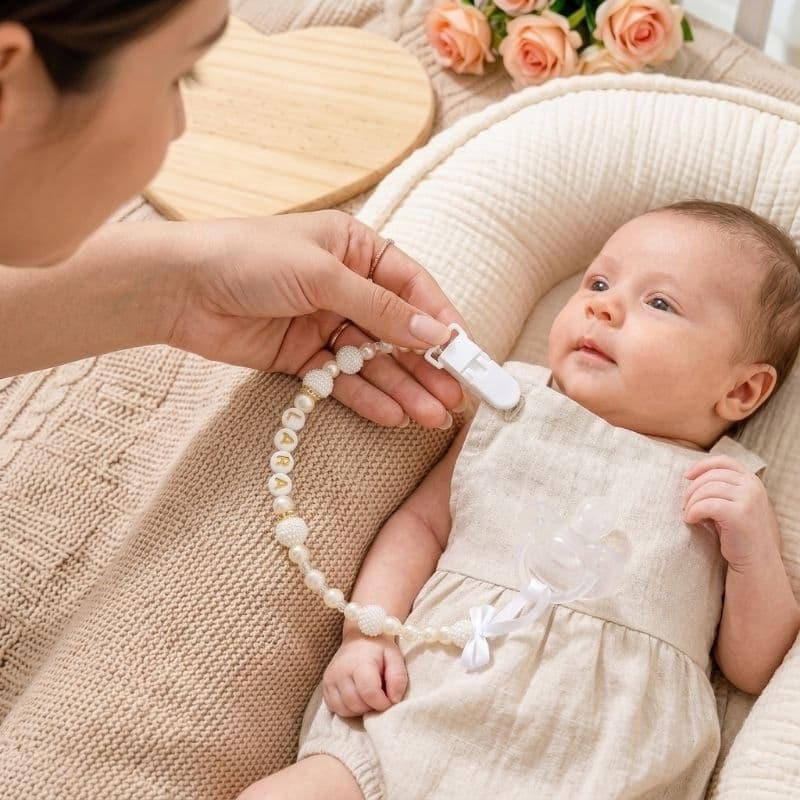 Prendedor de chupeta Menina / nome personalizado/Cordão para bico/Enxoval/Maternidade/Batizado/Presilha Branco Pérolas