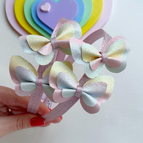 Tiara Borboletas Glitter/Arco infantil Borboletas Glitter/Tiara Silicone/Acessório Infantil Borboletas