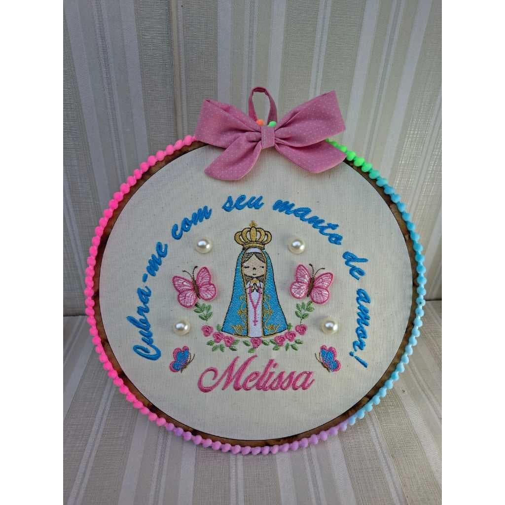 Quadro porta Maternidade Bastidor Bordado com nome do bebê Nossa Senhora Aparecida