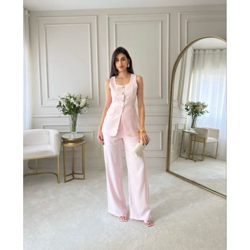 conjunto de alfaiataria rosa claro com colete sem mangas e calça pantalona apresenta um elegante com botões
