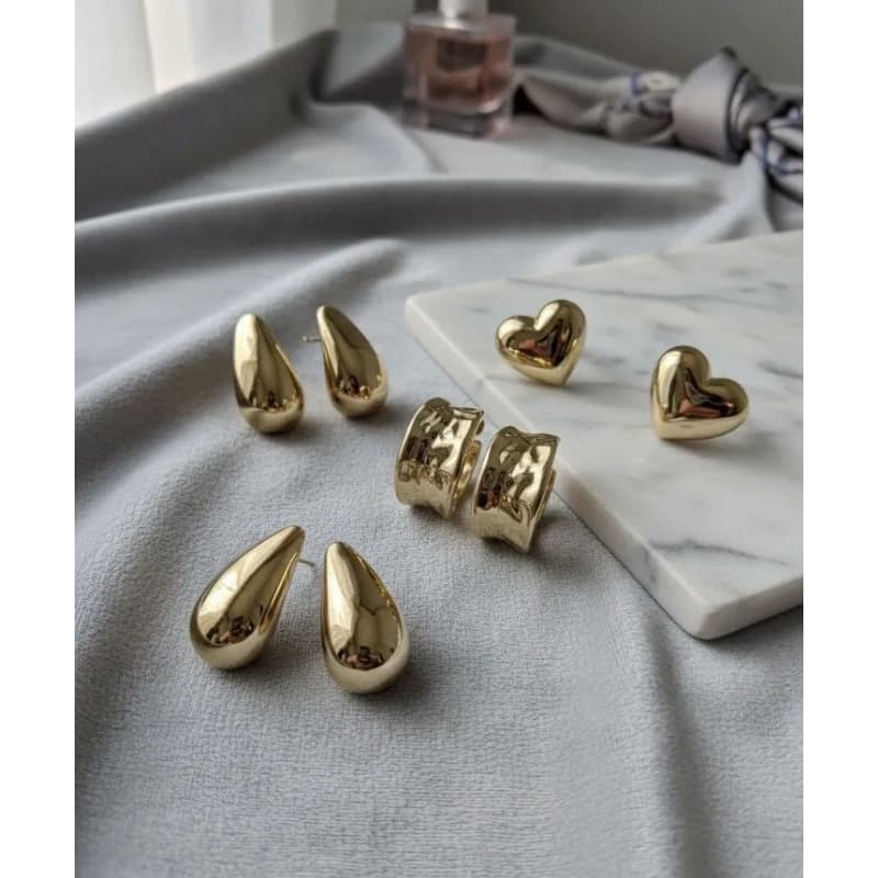 CONJUNTO COM 3 PARES DE BRINCOS.