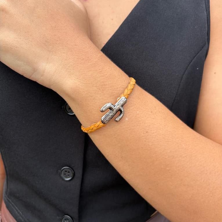 Pulseira pingente cacto fio trançado country estilo boho sertanejo rodeio