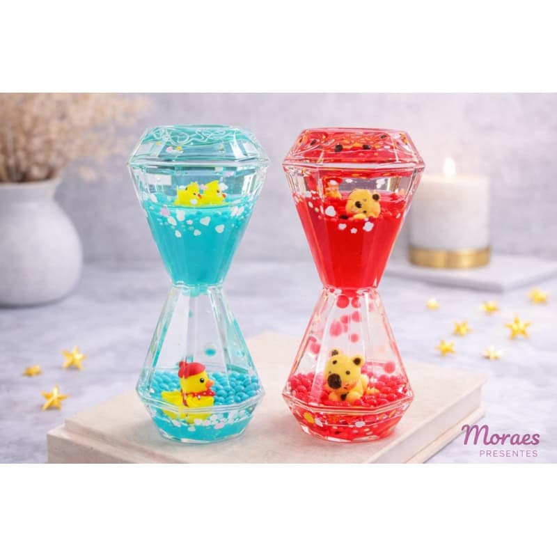 Ampulheta acrílica 13,5cm com líquido colorido e patinhos. Decorativa, divertida e perfeita para presente.