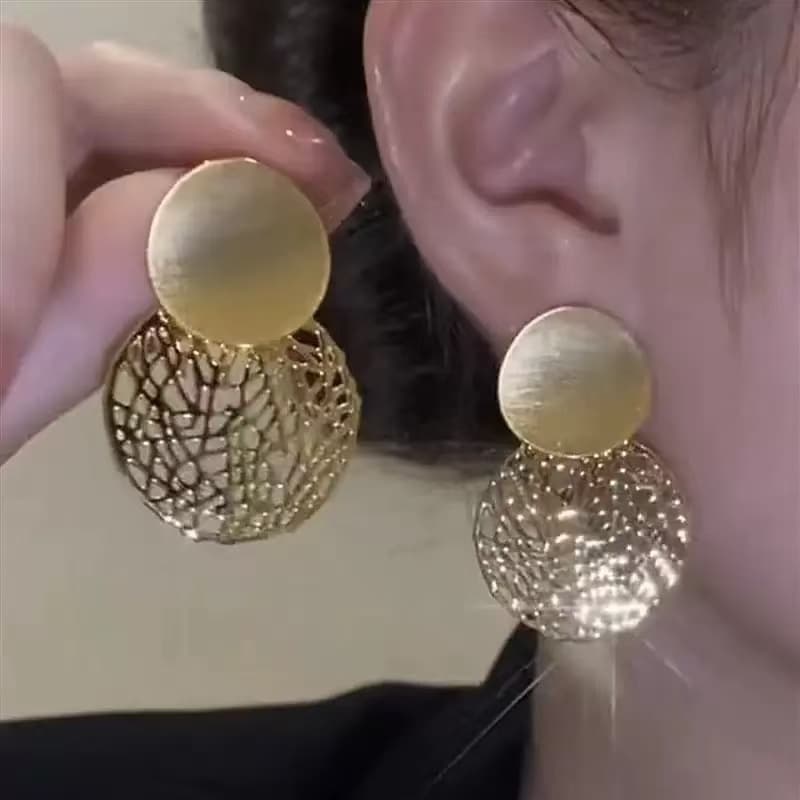 Brincos Grandes Feminino com Detalhe de Malha, Estilo Statement e Moderno, Dourado