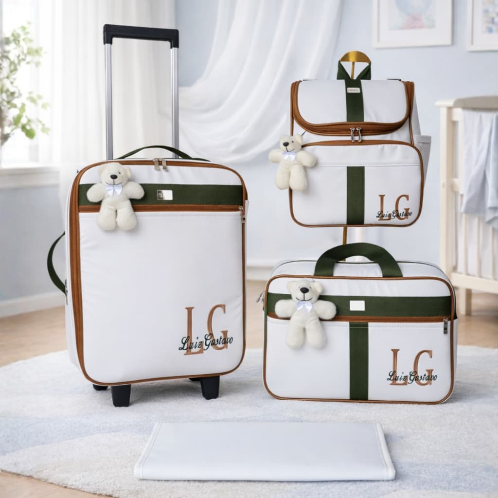 kit de bolsa de maternidade com mala de rodinha branco com faixa verde escuro e detalhes caramelo