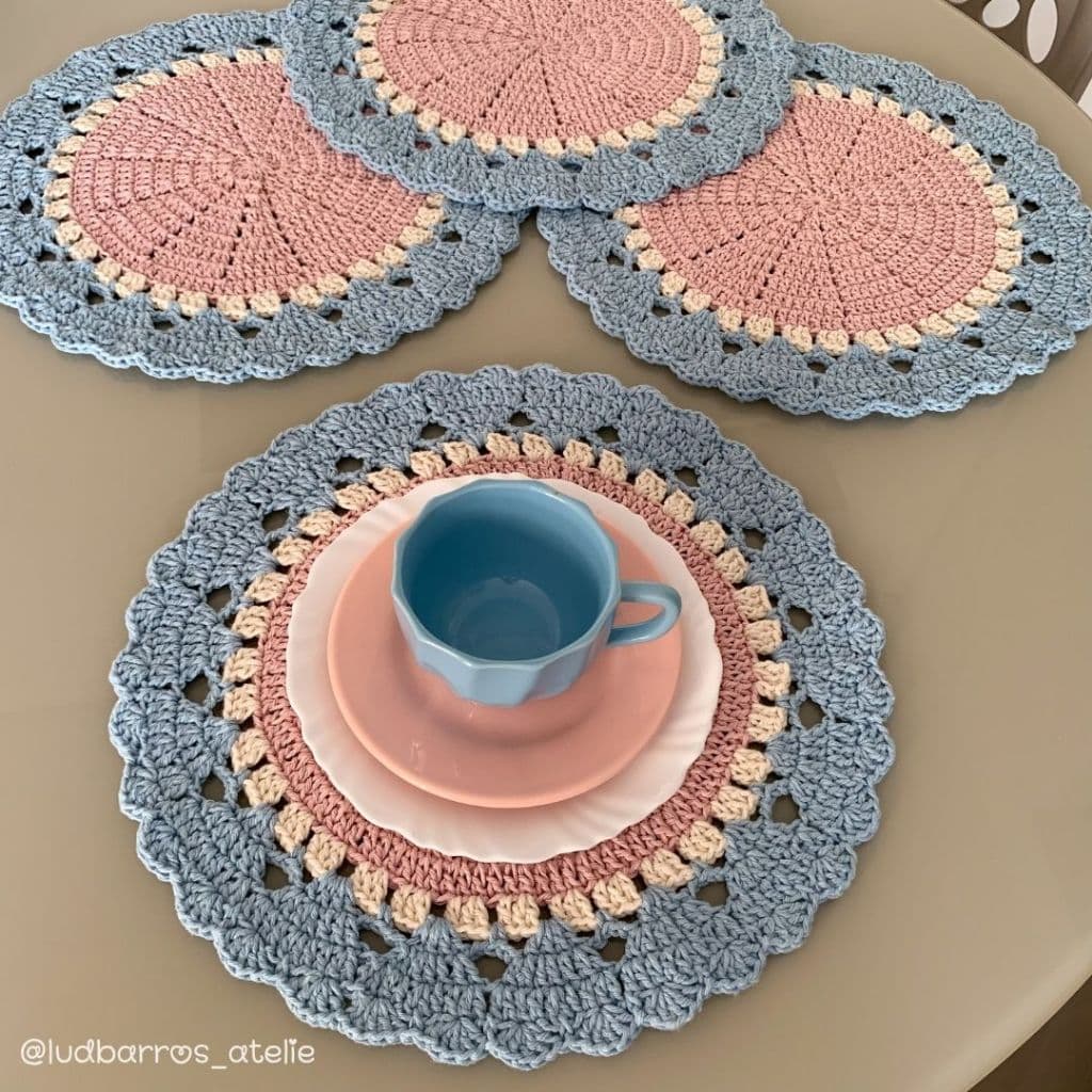Jogo com 4 Sousplats Corações em Crochê / Sousplat para jantar em Crochê 35,5 cm / Sousplats Corações Azul com Rosa