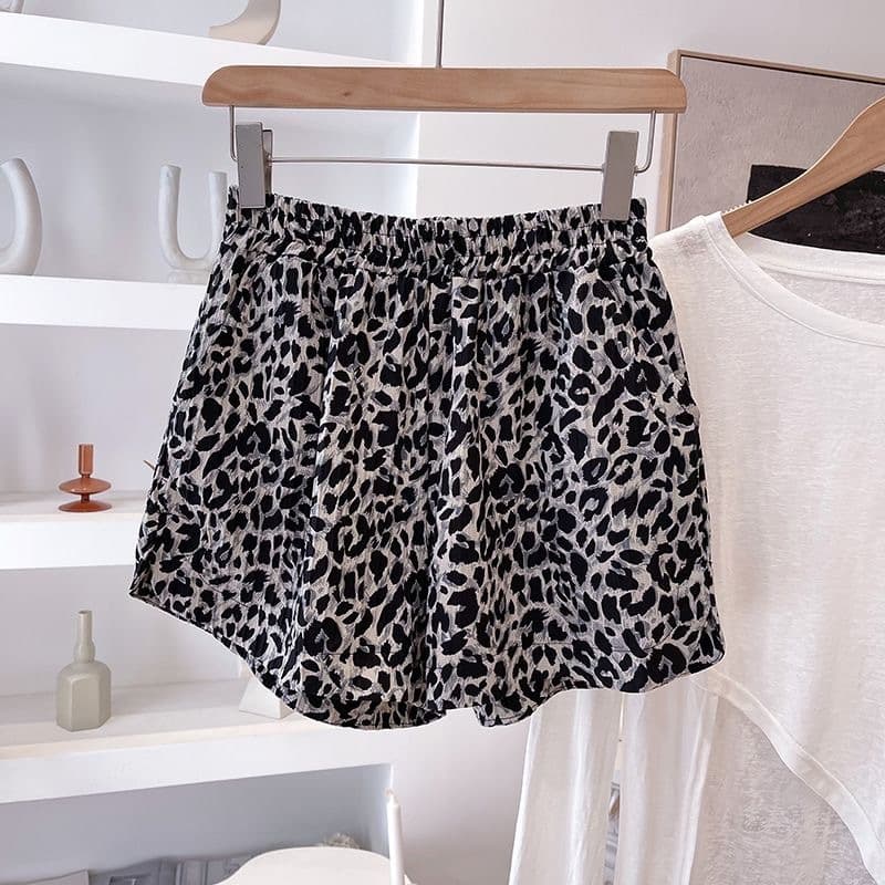 Short feminino casual estilo coreano, cintura alta fina estampa onça, modelo evasê amplo que valoriza a silhueta
