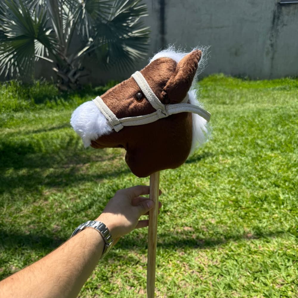 Cavalinho de Pau Infantil POP Veludo com Pelúcia Macia e Cabo de Madeira Reflorestada