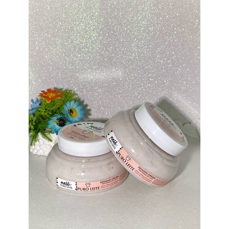 ESFOLIANTE CORPORAL PURO LEITE. Esfoliante corporal promove uma esfoliação suave, removendo impurezas e células mortas.