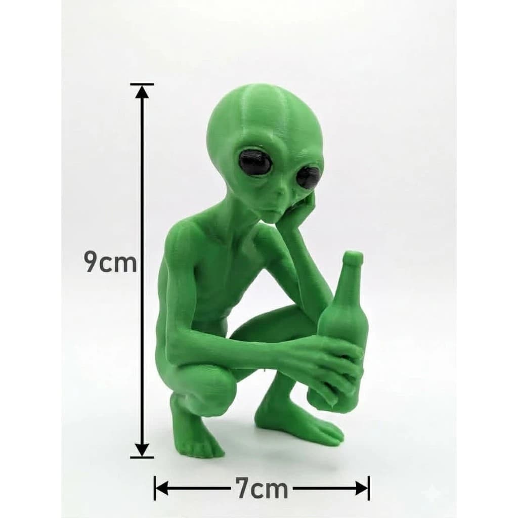 Estatueta Alienígena Pensativo com Garrafa - Decoração Geek Divertida