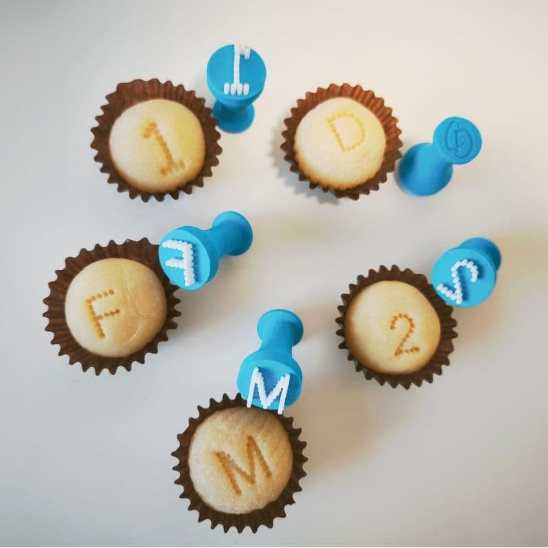 Kit Carimbo/Marcador de Números para Brigadeiros e Doces – Numeração 0 a 9 e alfabeto inteiro (ou conforme seu kit) 🎂🍫
