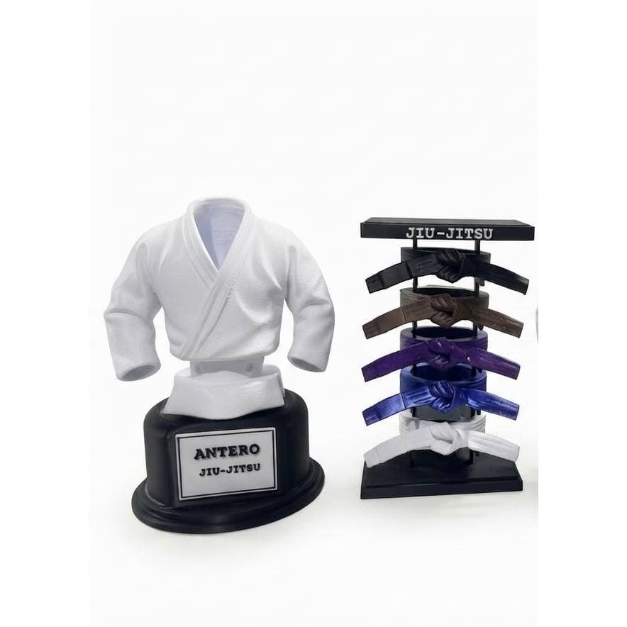 Miniatura Kimono 20CM + Torre de Faixas jiujitsu Branco/Preto/Azul - Personalize do Seu Jeito