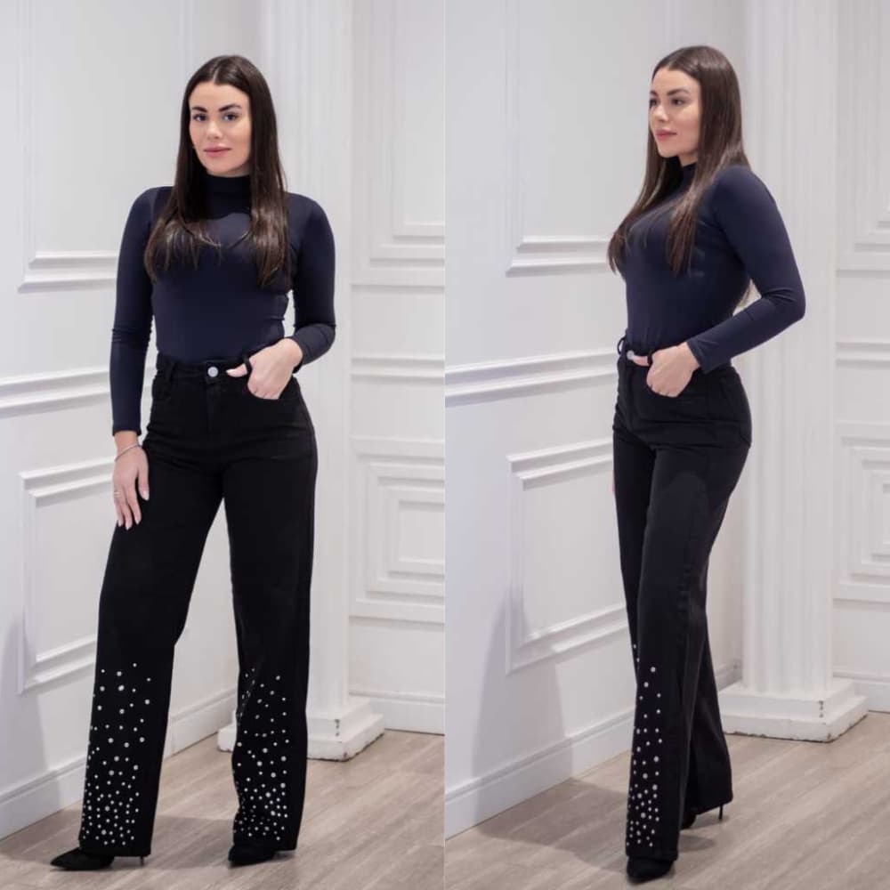 Calça Jeans Wide Leg Com Strass e Metal na Barra, Cintura Alta - Modelo Mini Argolinhas