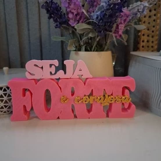 letreiro decorativo decoração para estante seja forte e corajosa/ ore e confie .