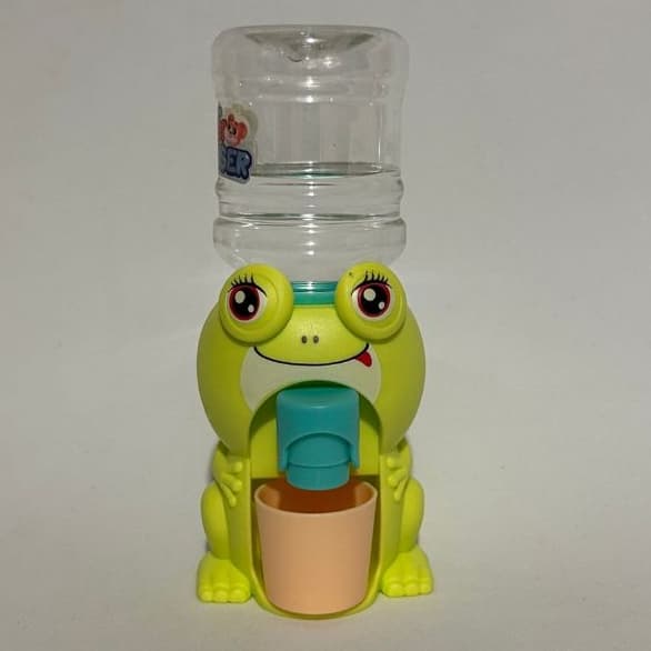Mini Filtro de Água Sapinho para Casa de Boneca 12 cm – Super Fofo e Lindo