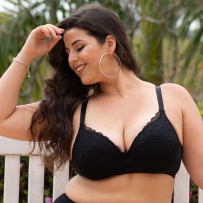 Sutiã Plus Size com Bojo em Renda com Alças Largas e Arco Sutiã Pala Dupla Sustentação