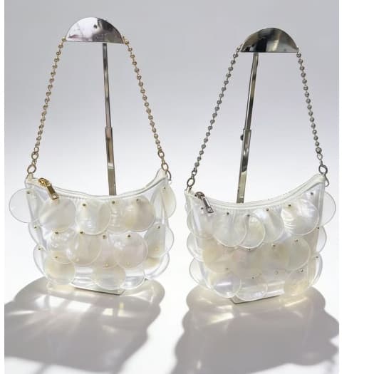 Bolsa feminina em formato de concha com lantejoulas, duas correntes de metal e detalhe de pérolas trançadas à mão, ideal