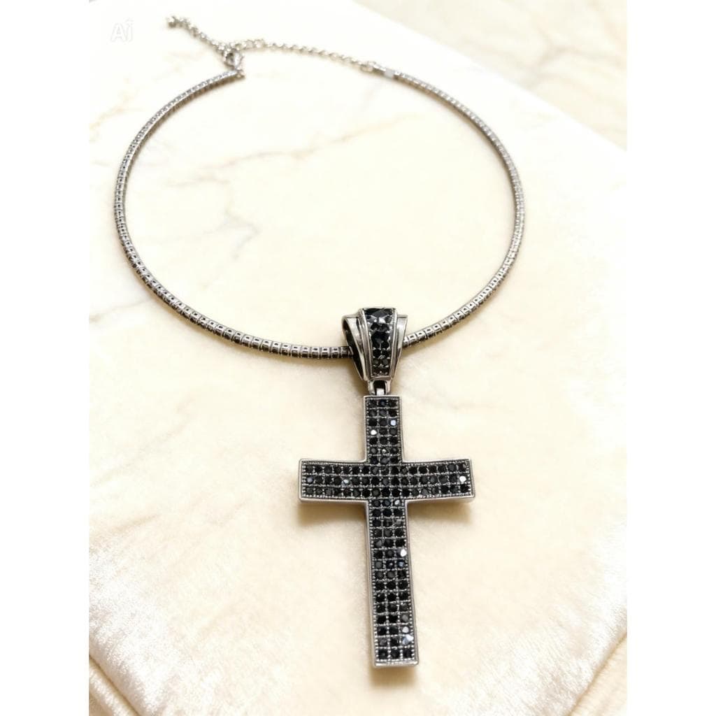 Choker folheado com Ródio Negro,  crucifixo em zircônias